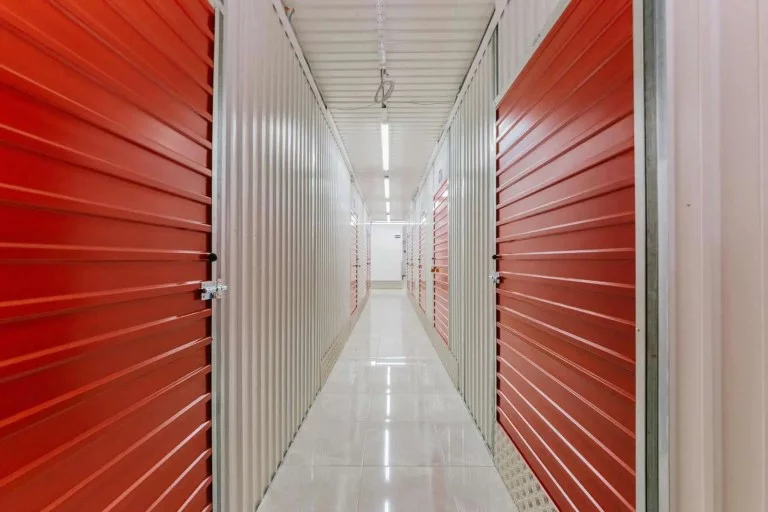 Fachada da unidade Stokarea Alcantara LX - Self Storage em Alcantara LX