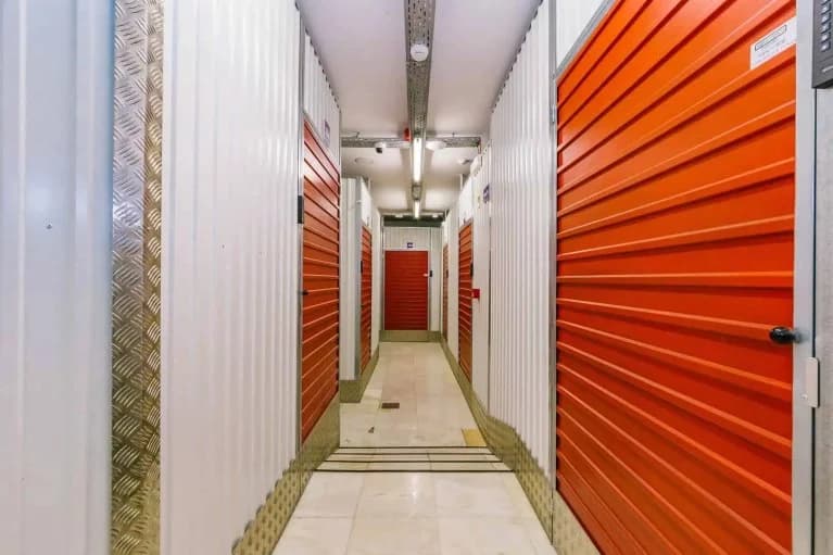 Fachada da unidade Stokarea Alcantara - Self Storage em Alcantara