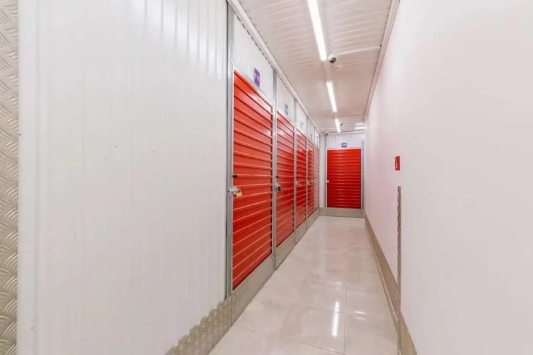 Fachada da unidade Stokarea Alges - Self Storage em Alges