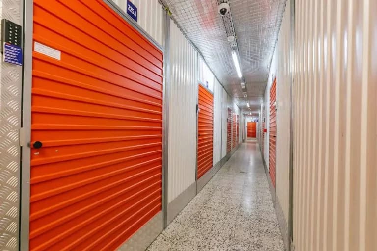 Fachada da unidade Stokarea Campo Pequeno - Self Storage em Campo Pequeno