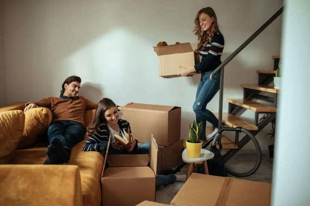 Familia de irmaos felizes a empacotar as caixas para levar para a Stokarea